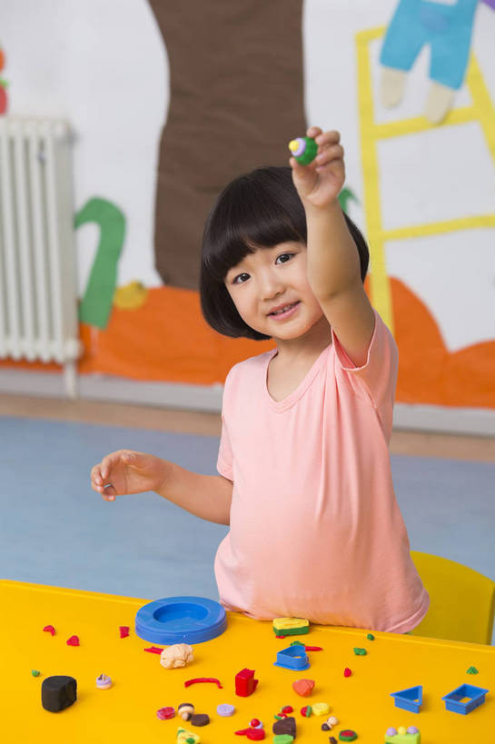 东方人,婴儿,儿童,一个人,坐,微笑,竖图,彩色,室内,白天,正面,游戏,快乐,幸福,纯洁,桌子,玩具,北京,中国,图片,玩,娱乐,小孩,小女孩,背景墙,休闲,教室,放松,可爱,童年,童趣,益智,幼儿园,摄影,活泼,成长,模具,活动,希望,好奇,未来,发泄,消遣,智力,宝宝,纯真,烂漫,无邪,橡皮泥,宣泄,乐观,卡通画,伶俐,天真,女孩,女人,女性,亚洲人,中国人,孩子,玩耍,嬉戏,半身,女生,bj174