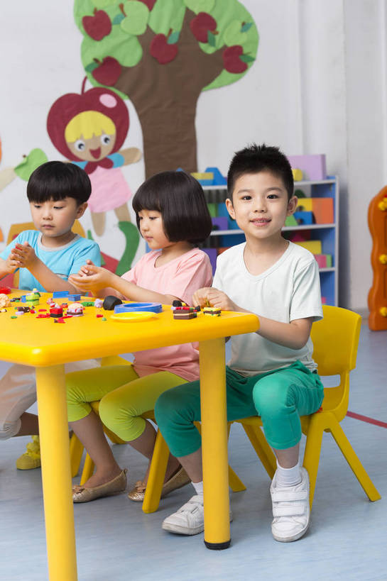 东方人,婴儿,儿童,三个人,伙伴,坐,微笑,竖图,彩色,室内,白天,正面,侧面,游戏,快乐,友谊,幸福,纯洁,合作,桌子,玩具,北京,中国,图片,许多人,玩,娱乐,小孩,小女孩,背景墙,一群人,休闲,教室,放松,可爱,童年,童趣,益智,幼儿园,摄影,活泼,成长,模具,活动,希望,好奇,未来,发泄,消遣,智力,同伴,宝宝,纯真,烂漫,无邪,橡皮泥,宣泄,乐观,卡通画,伶俐,天真,友情,男孩,男人,男性,女人,女性,亚洲人,中国人,孩子,玩耍,嬉戏,全身,男生,bj174