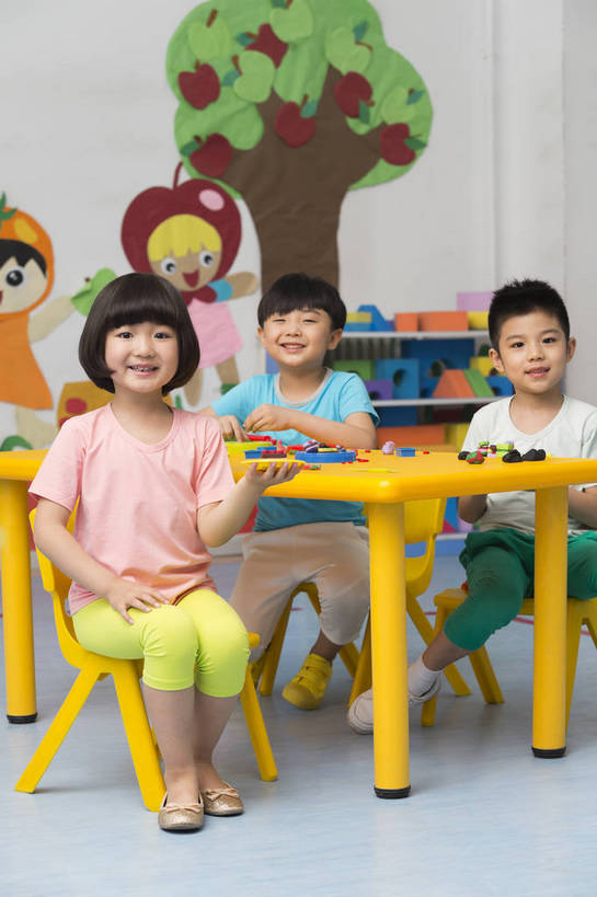 东方人,婴儿,儿童,三个人,伙伴,坐,微笑,竖图,彩色,室内,白天,正面,侧面,游戏,快乐,友谊,幸福,纯洁,合作,桌子,玩具,北京,中国,图片,许多人,玩,娱乐,小孩,小女孩,背景墙,一群人,休闲,教室,放松,可爱,童年,童趣,益智,幼儿园,摄影,活泼,成长,模具,活动,希望,好奇,未来,发泄,消遣,智力,同伴,宝宝,纯真,烂漫,无邪,橡皮泥,宣泄,乐观,卡通画,伶俐,天真,友情,男孩,男人,男性,女人,女性,亚洲人,中国人,孩子,玩耍,嬉戏,全身,男生,bj174