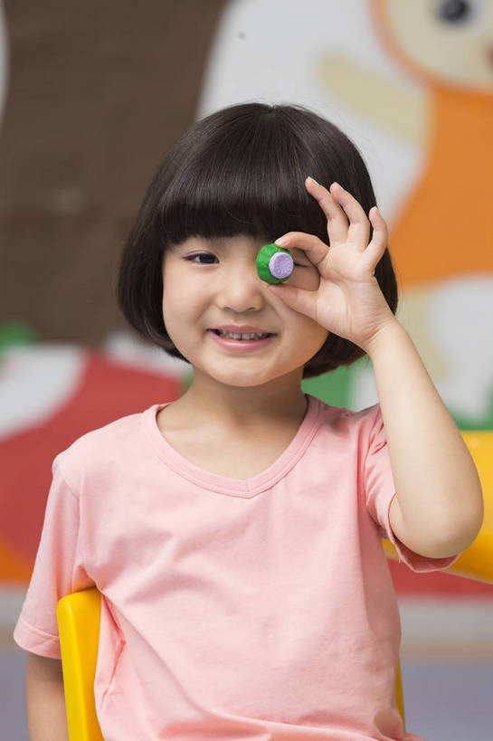 东方人,婴儿,儿童,一个人,坐,微笑,竖图,彩色,室内,白天,正面,游戏,快乐,幸福,纯洁,桌子,玩具,北京,中国,图片,玩,娱乐,小孩,小女孩,背景墙,休闲,教室,放松,可爱,童年,童趣,益智,幼儿园,摄影,活泼,成长,模具,活动,希望,好奇,未来,发泄,消遣,智力,宝宝,纯真,烂漫,无邪,橡皮泥,宣泄,乐观,卡通画,伶俐,天真,女孩,女人,女性,亚洲人,中国人,孩子,玩耍,嬉戏,半身,女生,bj174