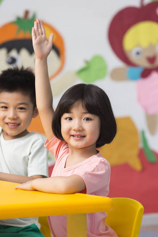 东方人,婴儿,儿童,两个人,伙伴,坐,微笑,竖图,彩色,室内,白天,侧面,快乐,友谊,幸福,纯洁,合作,柜子,桌子,玩具,北京,中国,图片,小孩,小女孩,背景墙,听课,教室,放松,可爱,童年,童趣,幼儿园,摄影,活泼,成长,希望,好奇,未来,同伴,宝宝,提问,纯真,烂漫,无邪,回答,乐观,卡通画,伶俐,认真,天真,友情,男孩,男人,男性,女人,女性,亚洲人,中国人,孩子,举手,半身,男生,bj174