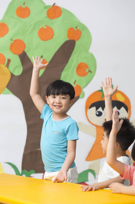 东方人,婴儿,儿童,两个人,伙伴,站,坐,微笑,竖图,彩色,室内,白天,侧面,快乐,友谊,幸福,纯洁,合作,柜子,桌子,玩具,北京,中国,图片,小孩,小女孩,背景墙,听课,教室,放松,可爱,童年,童趣,幼儿园,摄影,活泼,成长,希望,好奇,未来,同伴,宝宝,提问,纯真,烂漫,无邪,回答,乐观,卡通画,伶俐,认真,天真,友情,男孩,男人,男性,女人,女性,亚洲人,中国人,孩子,举手,半身,男生,bj174