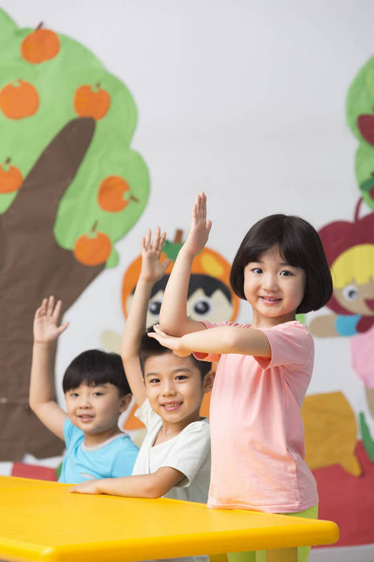 东方人,婴儿,儿童,三个人,伙伴,站,坐,微笑,竖图,彩色,室内,白天,侧面,快乐,友谊,幸福,纯洁,合作,柜子,桌子,玩具,北京,中国,图片,许多人,小孩,小女孩,背景墙,一群人,听课,教室,放松,可爱,童年,童趣,幼儿园,摄影,活泼,成长,希望,好奇,未来,同伴,宝宝,提问,纯真,烂漫,无邪,回答,乐观,卡通画,伶俐,认真,天真,友情,男孩,男人,男性,女人,女性,亚洲人,中国人,孩子,举手,半身,男生,bj174