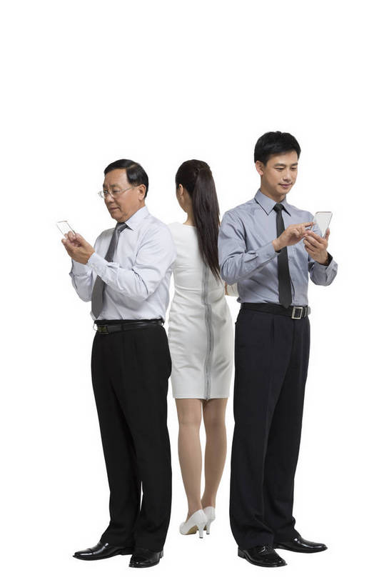 东方人,中年人,三个人,伙伴,科学家,站,竖图,彩色,室内,白天,留白,抠图,白色背景,侧面,时尚,合作,团队,信心,显示器,技术,高科技,科技,手机,北京,中国,正装,工作,科学,屏幕,图片,显示屏,现代,背面,背靠背,美女,自信,摄影,生活方式,使用,科学技术,未来,科研人员,工作装,成就,研究者,液晶显示器,梦想,输出设备,科学研究者,团结,友情,男人,男性,年轻男性,年轻女性,女人,女性,中国人,年轻人,科学工作者,全身,影棚拍摄,愉快,bj174