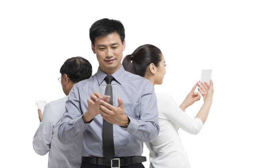 东方人,中年人,三个人,伙伴,科学家,站,横图,彩色,室内,白天,留白,抠图,白色背景,正面,时尚,合作,团队,信心,显示器,技术,高科技,科技,手机,北京,中国,正装,工作,科学,屏幕,图片,显示屏,现代,背面,背靠背,美女,自信,摄影,生活方式,使用,科学技术,未来,科研人员,工作装,成就,研究者,液晶显示器,梦想,输出设备,科学研究者,团结,友情,男人,男性,年轻男性,年轻女性,女人,女性,中国人,年轻人,科学工作者,半身,影棚拍摄,愉快,bj174