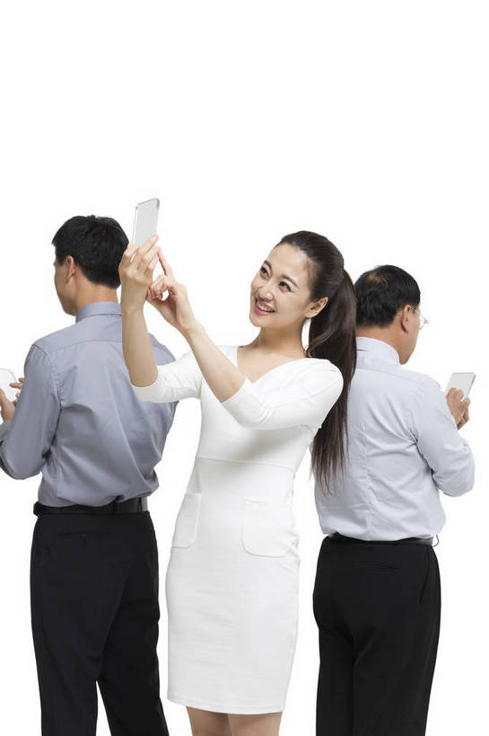 东方人,中年人,三个人,伙伴,科学家,站,竖图,彩色,室内,白天,留白,抠图,白色背景,侧面,时尚,合作,团队,信心,显示器,技术,高科技,科技,手机,北京,中国,正装,工作,科学,屏幕,图片,显示屏,现代,背面,背靠背,美女,自信,摄影,生活方式,使用,科学技术,未来,科研人员,工作装,成就,研究者,液晶显示器,梦想,输出设备,科学研究者,团结,友情,男人,男性,年轻男性,年轻女性,女人,女性,中国人,年轻人,科学工作者,半身,影棚拍摄,愉快,bj174