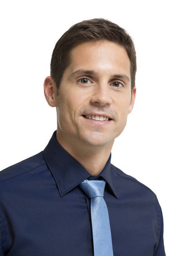 西方人,中年人,一个人,商务人士,商务男性,站,微笑,竖图,彩色,室内,白天,留白,抠图,白色背景,正面,衬衫,时尚,信心,技术,高科技,科技,北京,欧洲,中国,欧洲人,仅一个男性,套装,正装,科学,图片,现代,自信,摄影,头像,生活方式,科学技术,未来,成就,商务装,梦想,工薪阶层,男人,男性,年轻男性,白种人,年轻人,白领,上班族,影棚拍摄,衬衣,愉快,bj174