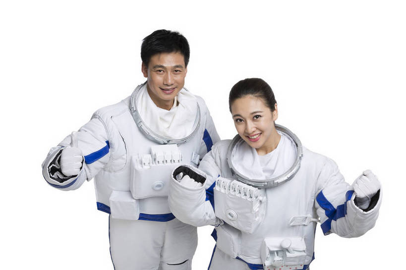 东方人,中年人,两个人,伙伴,宇航员,飞行员,微笑,横图,俯视,彩色,室内,白天,留白,抠图,白色背景,正面,探险,合作,团队,信心,技术,高科技,科技,北京,中国,宇航服,科学,图片,鼓励,握拳,美女,探索,自信,摄影,靠近,科学技术,未来,太空服,成就,航天员,梦想,太空人,航天站,团结,友情,男人,男性,年轻男性,年轻女性,女人,女性,亚洲人,中国人,年轻人,半身,影棚拍摄,愉快,bj174