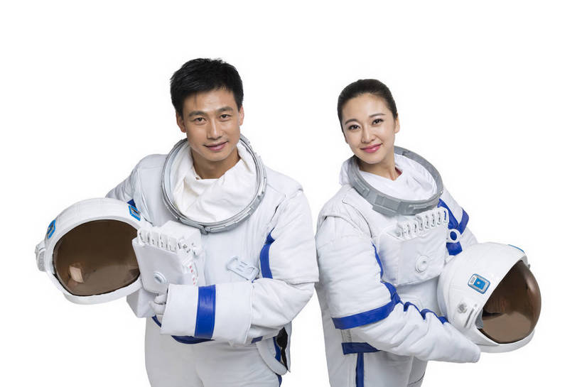 东方人,中年人,两个人,伙伴,宇航员,飞行员,微笑,横图,彩色,室内,白天,留白,抠图,白色背景,正面,侧面,探险,合作,团队,信心,技术,高科技,科技,北京,中国,宇航服,科学,头盔,图片,背靠背,美女,探索,自信,摄影,靠近,科学技术,未来,太空服,成就,航天员,梦想,太空人,航天站,团结,友情,男人,男性,年轻男性,年轻女性,女人,女性,亚洲人,中国人,年轻人,捧着,半身,影棚拍摄,愉快,bj174