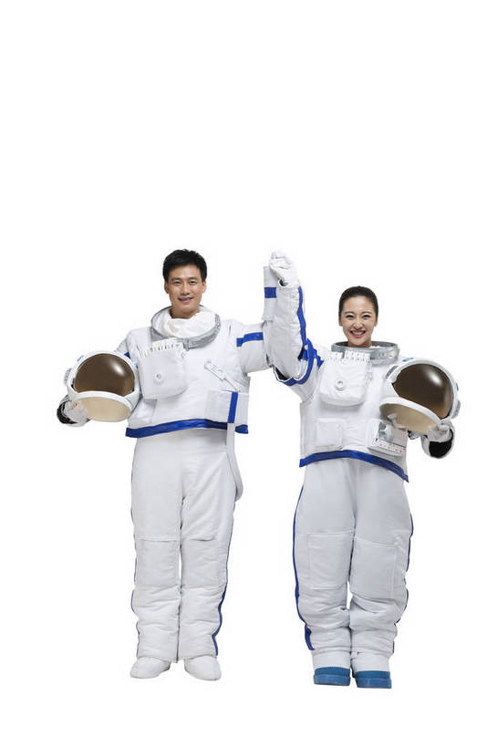 东方人,中年人,两个人,伙伴,宇航员,飞行员,微笑,竖图,彩色,室内,白天,留白,抠图,白色背景,正面,探险,合作,团队,信心,技术,高科技,科技,北京,中国,宇航服,科学,头盔,图片,美女,探索,自信,摄影,科学技术,未来,太空服,成就,航天员,梦想,太空人,航天站,团结,友情,男人,男性,年轻男性,年轻女性,女人,女性,亚洲人,中国人,年轻人,举手,拉手,捧着,全身,影棚拍摄,愉快,bj174