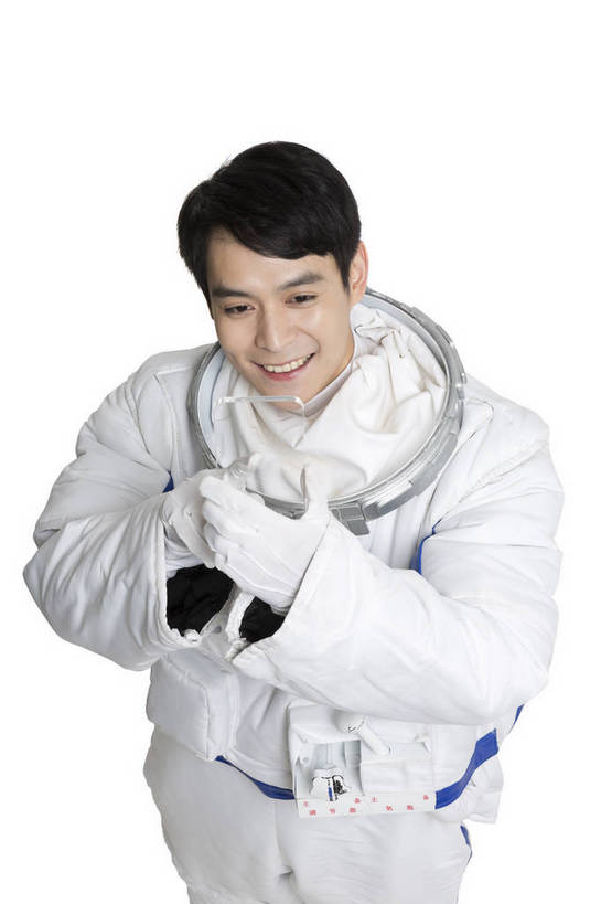 东方人,中年人,一个人,宇航员,飞行员,站,打电话,微笑,竖图,俯视,彩色,室内,白天,留白,抠图,白色背景,正面,探险,信心,技术,航天,高科技,科技,手机,北京,中国,仅一个男性,宇航服,科学,图片,探索,自信,摄影,使用,科学技术,未来,太空服,成就,航天员,梦想,太空人,男人,男性,年轻男性,亚洲人,中国人,年轻人,半身,影棚拍摄,愉快,bj174