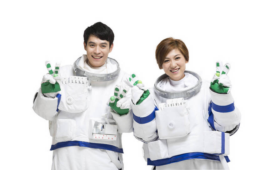 东方人,中年人,两个人,伙伴,宇航员,飞行员,站,微笑,横图,彩色,室内,白天,留白,抠图,白色背景,正面,探险,胜利,合作,团队,信心,技术,航天,高科技,科技,北京,中国,宇航服,科学,图片,手势,美女,探索,自信,摄影,科学技术,未来,太空服,成就,航天员,梦想,太空人,团结,友情,男人,男性,年轻男性,年轻女性,女人,女性,亚洲人,中国人,年轻人,举手,半身,影棚拍摄,愉快,打手势,bj174