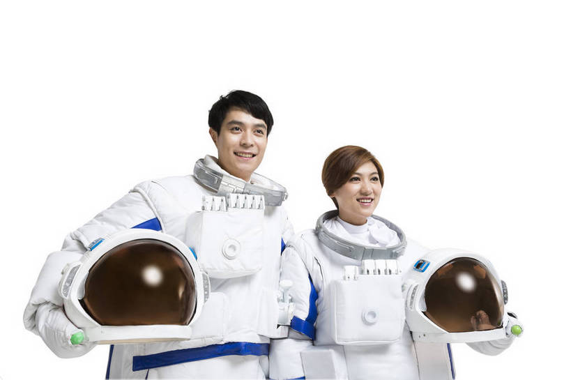 东方人,中年人,两个人,伙伴,宇航员,飞行员,站,微笑,横图,彩色,室内,白天,留白,抠图,白色背景,正面,探险,合作,团队,信心,技术,航天,高科技,科技,北京,中国,宇航服,科学,头盔,图片,美女,探索,自信,摄影,科学技术,未来,太空服,成就,航天员,梦想,太空人,团结,友情,男人,男性,年轻男性,年轻女性,女人,女性,亚洲人,中国人,年轻人,捧着,半身,影棚拍摄,愉快,bj174