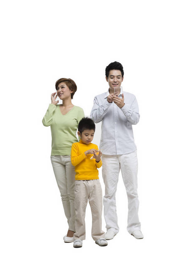 东方人,中年人,三个人,家庭,站,打电话,微笑,竖图,彩色,室内,白天,留白,抠图,白色背景,正面,侧面,时尚,幸福,技术,高科技,科技,手机,北京,中国,科学,图片,休闲装,现代,休闲,温馨,父子,母子,三口之家,放松,美女,摄影,生活方式,成长,好奇,科学技术,未来,成就,亲情,玩游戏,乐观,男人,男性,年轻男性,年轻女性,女人,女性,亚洲人,中国人,年轻人,全家福,全身,影棚拍摄,欢乐,bj174