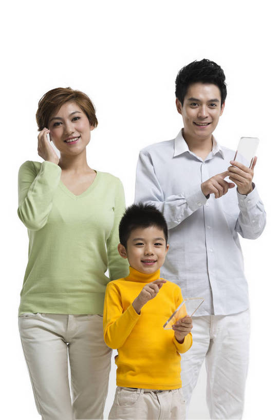 东方人,中年人,三个人,家庭,站,打电话,微笑,竖图,彩色,室内,白天,留白,抠图,白色背景,正面,时尚,幸福,技术,高科技,科技,手机,北京,中国,科学,图片,休闲装,现代,休闲,温馨,父子,母子,三口之家,放松,美女,摄影,生活方式,成长,好奇,科学技术,未来,成就,亲情,玩游戏,乐观,男人,男性,年轻男性,年轻女性,女人,女性,亚洲人,中国人,年轻人,全家福,半身,影棚拍摄,欢乐,bj174