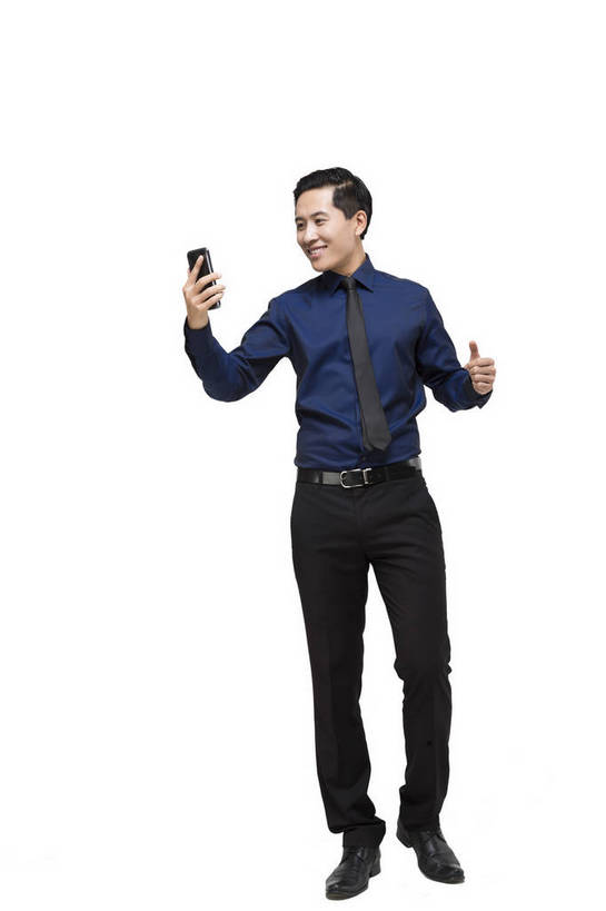 东方人,中年人,一个人,科学家,走,微笑,竖图,彩色,室内,白天,留白,抠图,白色背景,正面,西装,时尚,信心,技术,高科技,科技,手机,北京,中国,仅一个男性,漫步,正装,工作,科学,图片,现代,展示,自信,摄影,生活方式,使用,科学技术,未来,科研人员,成就,研究者,梦想,科学研究者,男人,男性,年轻男性,亚洲人,中国人,年轻人,科学工作者,全身,影棚拍摄,愉快,bj174