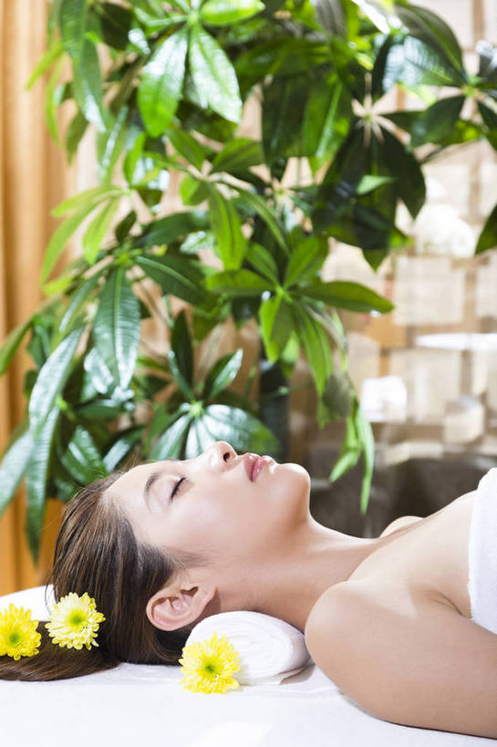 东方人,中年人,一个人,美容院,躺,竖图,彩色,室内,白天,侧面,按摩,美容,时尚,幸福,北京,中国,护肤,图片,美丽,保养,享受,休闲,健康,放松,活力,可爱,美女,美体,SPA水疗,保健,疗养,养生,温泉浴场,摄影,生活方式,优雅,养颜,乐观,年轻女性,女人,女性,亚洲人,中国人,年轻人,矿泉疗养地,闭眼睛,半身,水疗,高兴,愉快,奢华,bj174