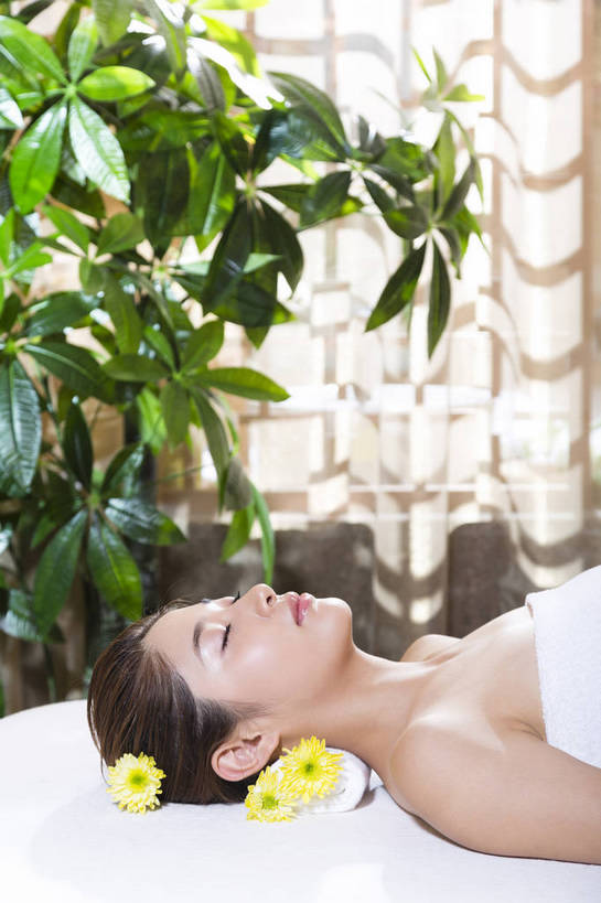 东方人,中年人,一个人,美容院,躺,竖图,彩色,室内,白天,侧面,按摩,美容,时尚,幸福,北京,中国,护肤,图片,美丽,保养,享受,休闲,健康,放松,活力,可爱,美女,美体,SPA水疗,保健,疗养,养生,温泉浴场,摄影,生活方式,优雅,养颜,乐观,年轻女性,女人,女性,亚洲人,中国人,年轻人,矿泉疗养地,闭眼睛,半身,水疗,高兴,愉快,奢华,bj174