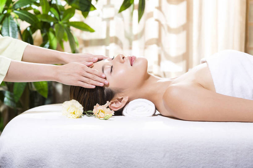 东方人,中年人,一个人,按摩师,美容师,美容院,躺,横图,彩色,室内,白天,侧面,按摩,美容,时尚,幸福,北京,中国,护肤,图片,美丽,保养,享受,休闲,健康,放松,活力,可爱,美女,美体,SPA水疗,保健,疗养,养生,温泉浴场,摄影,生活方式,优雅,养颜,乐观,年轻女性,女人,女性,亚洲人,中国人,年轻人,矿泉疗养地,闭眼睛,半身,水疗,高兴,愉快,奢华,bj174