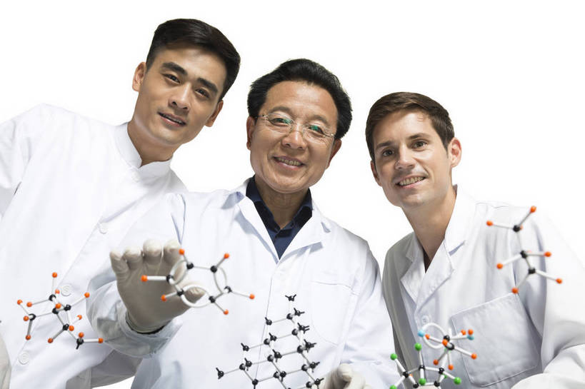东方人,西方人,中年人,老年人,三个人,伙伴,药剂师,科学家,横图,彩色,室内,白天,抠图,白色背景,正面,友谊,成功,合作,机器,实验,研发,分子,科技,北京,中国,欧洲人,服装,研究,科学,化学,图片,实验室,设备,衣服,白色,模型,健康,机械,成熟,活力,自信,摄影,服饰,科研,培育,衣着,白大褂,工作装,原子,穿着,化验,检验,实验服,粒子,精明,衣饰,化学家,研讨,试验,协作,老年男性,男人,男性,年轻男性,中年男性,亚洲人,中国人,年轻人,科学工作者,半身,影棚拍摄,愉快,实验衣,bj174
