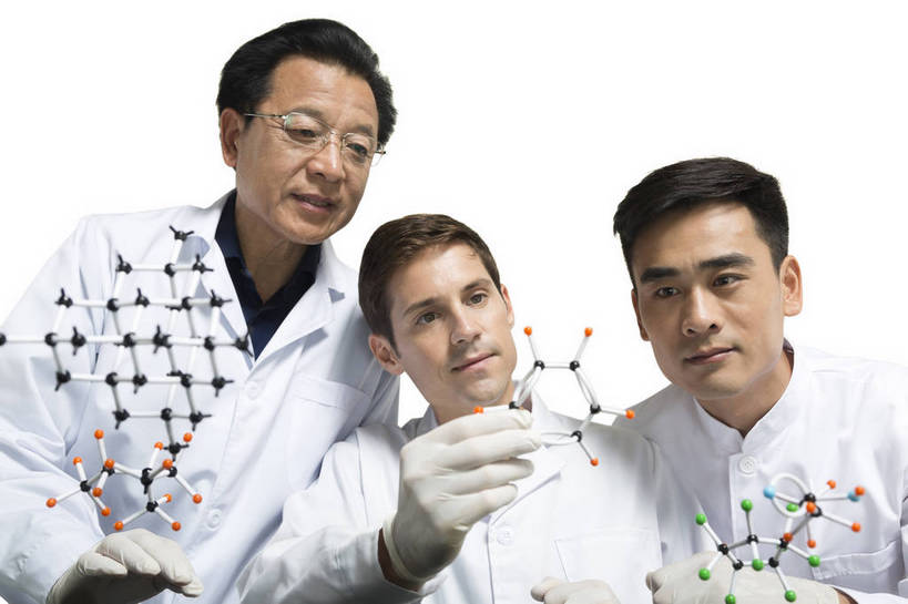 东方人,西方人,中年人,老年人,三个人,伙伴,药剂师,科学家,横图,彩色,室内,白天,抠图,白色背景,正面,友谊,成功,合作,机器,实验,研发,分子,科技,北京,中国,欧洲人,服装,研究,科学,化学,图片,实验室,设备,衣服,白色,模型,健康,机械,成熟,活力,自信,摄影,服饰,科研,培育,衣着,白大褂,工作装,原子,穿着,化验,检验,实验服,粒子,精明,衣饰,化学家,研讨,试验,协作,老年男性,男人,男性,年轻男性,中年男性,亚洲人,中国人,年轻人,科学工作者,半身,影棚拍摄,愉快,实验衣,bj174