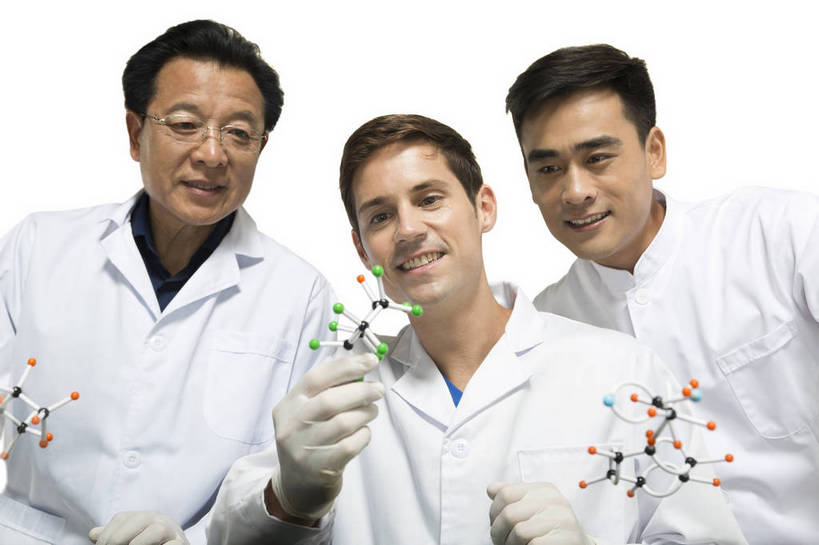 东方人,西方人,中年人,老年人,三个人,伙伴,药剂师,科学家,横图,彩色,室内,白天,抠图,白色背景,正面,友谊,成功,合作,机器,实验,研发,分子,科技,北京,中国,欧洲人,服装,研究,科学,化学,图片,实验室,设备,衣服,白色,模型,健康,机械,成熟,活力,自信,摄影,服饰,科研,培育,衣着,白大褂,工作装,原子,穿着,化验,检验,实验服,粒子,精明,衣饰,化学家,研讨,试验,协作,老年男性,男人,男性,年轻男性,中年男性,亚洲人,中国人,年轻人,科学工作者,半身,影棚拍摄,愉快,实验衣,bj174