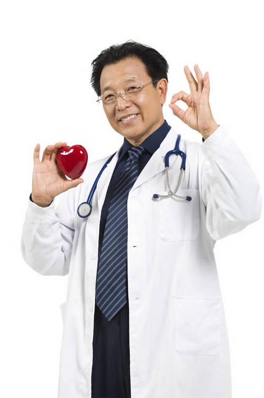 东方人,中年人,老年人,心脏,医生,医院,站,微笑,竖图,彩色,室内,白天,抠图,白色背景,侧面,成功,北京,中国,仅一个人,研究,图片,模型,听诊器,医护人员,医疗人员,健康,展示,成熟,活力,自信,讲解,摄影,医疗,白大褂,工作装,诊疗,精明,老年男性,男人,男性,中年男性,亚洲人,中国人,心,大夫,半身,影棚拍摄,愉快,人体模型,bj174