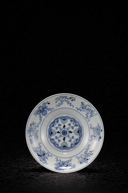 竖图,彩色,室内,白天,静物,餐具,北京,中国,风俗,艺术,瓷器,碟子,盘,图片,手工艺品,艺术品,古典,文化,文物,传统,盘子,工艺品,碟,精神,摄影,古董,青花瓷,珍贵,黑背景,高雅,古物,文明,中国文化,珍藏,精美,古玩,自信心,品位,古代文明,制度,磁器,白地青花瓷,青花,影棚拍摄,保藏,收藏,传统文化,bj174