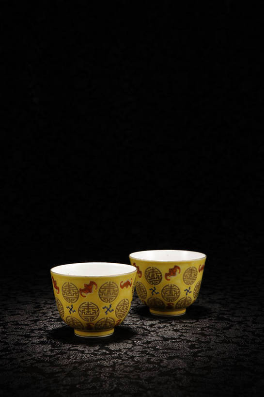 竖图,彩色,室内,白天,绘画,静物,杯子,北京,中国,花纹,风俗,纹路,彩绘,瓷器,图片,纹理,陶瓷,艺术品,古典,杯,文化,文物,传统,工艺品,精神,摄影,古董,珍贵,陶艺,黑背景,古物,文明,中国文化,斑纹,珍藏,精美,古玩,肌理,彩釉,古代文明,制度,茶杯,画画,影棚拍摄,保藏,收藏,传统文化,粉彩,粉彩瓷,福纹,福字纹,寿字纹,bj174