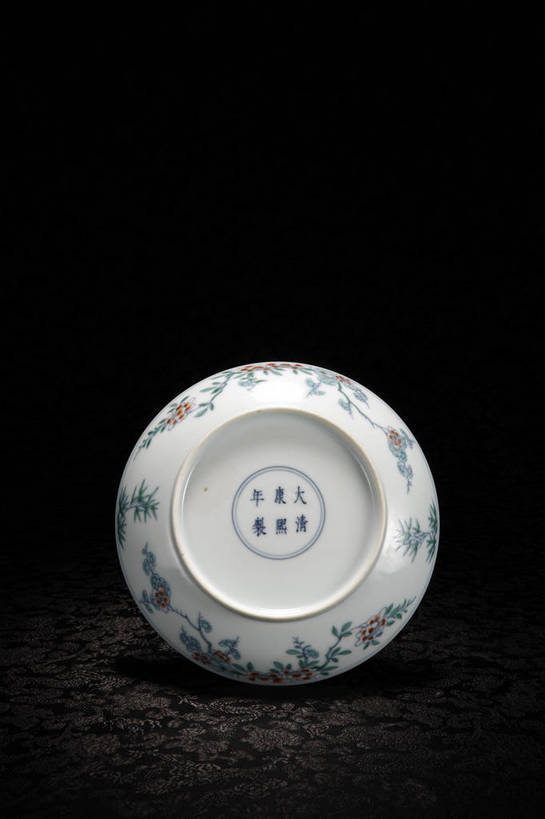 竖图,彩色,室内,白天,绘画,静物,餐具,北京,中国,花纹,风俗,纹路,彩绘,瓷器,碟子,盘,图片,纹理,陶瓷,艺术品,古典,文化,文物,传统,盘子,工艺品,碟,碗,精神,摄影,古董,珍贵,陶艺,黑背景,古物,文明,中国文化,斑纹,珍藏,精美,古玩,肌理,彩釉,古代文明,制度,画画,影棚拍摄,保藏,收藏,传统文化,斗彩,逗彩,花卉纹,bj174