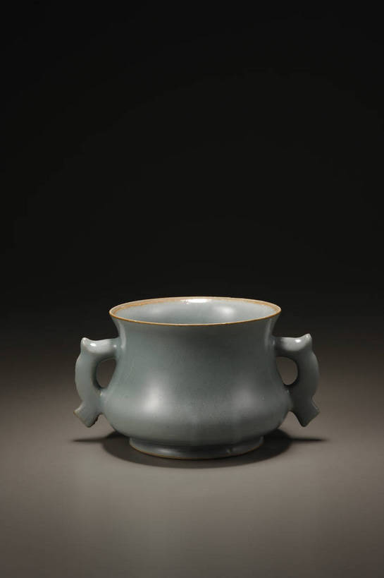 竖图,彩色,室内,白天,绘画,静物,北京,中国,风俗,彩绘,瓷器,罐,罐子,图片,陶瓷,陶瓷制品,艺术品,古典,文化,文物,传统,瓶子,工艺品,精神,摄影,古董,珍贵,陶艺,黑背景,古物,文明,中国文化,珍藏,精美,古玩,彩釉,古代文明,制度,画画,影棚拍摄,保藏,收藏,传统文化,双耳罐,青釉,bj174