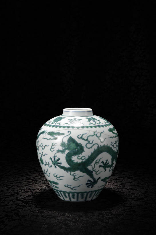 竖图,彩色,室内,白天,绘画,静物,北京,中国,花纹,风俗,纹路,彩绘,瓷器,罐,罐子,图片,纹理,陶瓷,陶瓷制品,艺术品,古典,文化,文物,传统,瓶子,工艺品,精神,摄影,古董,珍贵,陶艺,黑背景,古物,文明,中国文化,斑纹,珍藏,精美,古玩,肌理,龙纹,彩釉,古代文明,制度,画画,影棚拍摄,保藏,夔龙纹,夔纹,收藏,传统文化,斗彩,逗彩,bj174