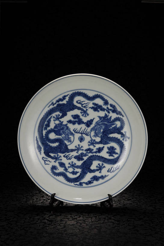 竖图,彩色,室内,白天,成功,静物,餐具,北京,中国,风俗,艺术,龙,瓷器,碟子,盘,图片,手工艺品,艺术品,古典,文化,文物,传统,盘子,工艺品,碟,精神,摄影,古董,青花瓷,珍贵,黑背景,高雅,古物,高贵,文明,中国文化,珍藏,图腾,传说,精美,古玩,自信心,品位,祥瑞,灵兽,二龙戏珠,权势,尊荣,古代文明,制度,磁器,白地青花瓷,青花,幸运,影棚拍摄,保藏,收藏,传统文化,龙珠,bj174