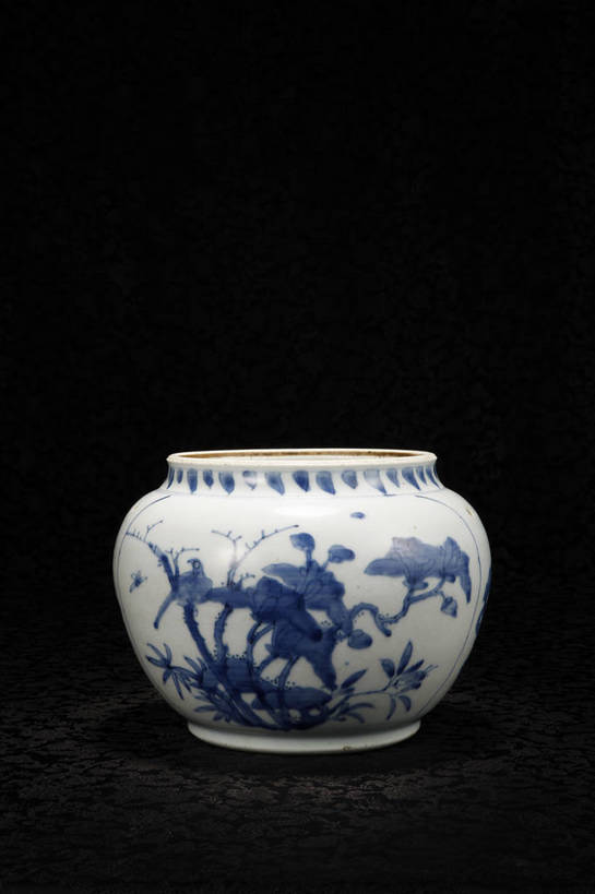 竖图,彩色,室内,白天,静物,北京,中国,花纹,风俗,艺术,纹路,瓷器,罐,罐子,图片,纹理,手工艺品,艺术品,古典,文化,文物,传统,瓶子,工艺品,精神,摄影,古董,青花瓷,珍贵,黑背景,高雅,古物,文明,中国文化,斑纹,珍藏,精美,古玩,肌理,自信心,品位,古代文明,制度,磁器,白地青花瓷,青花,影棚拍摄,保藏,收藏,传统文化,鸟纹,bj174