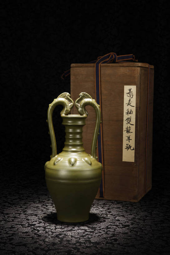 竖图,彩色,室内,白天,绘画,静物,北京,中国,风俗,彩绘,瓷器,瓶,图片,陶瓷,陶瓷制品,艺术品,古典,文化,文物,传统,瓶子,工艺品,精神,摄影,古董,珍贵,陶艺,黑背景,古物,文明,中国文化,珍藏,精美,古玩,彩釉,古代文明,制度,画画,影棚拍摄,保藏,收藏,传统文化,双耳瓶,bj174