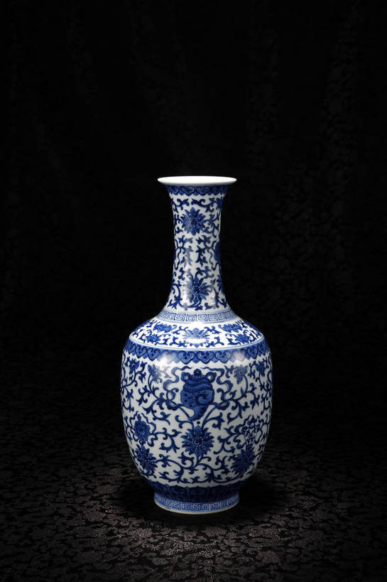 竖图,彩色,室内,白天,静物,北京,中国,花纹,风俗,艺术,纹路,瓷器,瓶,图片,纹理,手工艺品,艺术品,古典,文化,文物,传统,瓶子,工艺品,精神,摄影,古董,青花瓷,珍贵,黑背景,高雅,古物,文明,中国文化,斑纹,珍藏,精美,古玩,肌理,自信心,品位,古代文明,制度,磁器,白地青花瓷,青花,影棚拍摄,保藏,收藏,传统文化,八宝纹,八吉祥纹,花卉纹,bj174