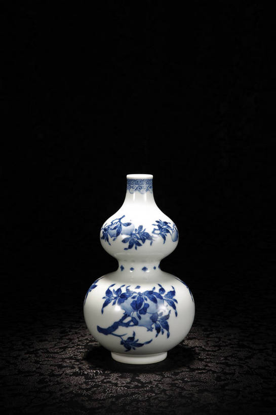 竖图,彩色,室内,白天,静物,花瓶,北京,中国,风俗,艺术,瓷器,瓶,图片,手工艺品,陶瓷,陶瓷制品,艺术品,古典,文化,文物,传统,瓶子,工艺品,精神,摄影,古董,青花瓷,珍贵,黑背景,高雅,古物,文明,中国文化,珍藏,精美,古玩,自信心,品位,古代文明,制度,磁器,白地青花瓷,青花,影棚拍摄,保藏,收藏,传统文化,葫芦瓶,bj174