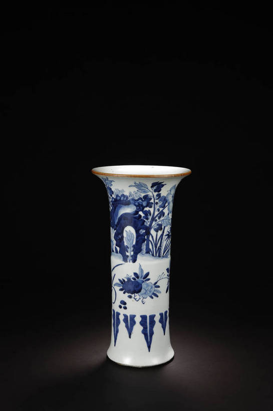 竖图,彩色,室内,白天,静物,杯子,北京,中国,花纹,风俗,艺术,纹路,瓷器,图片,纹理,手工艺品,艺术品,古典,文化,文物,传统,酒杯,工艺品,精神,摄影,古董,青花瓷,珍贵,黑背景,高雅,古物,文明,中国文化,斑纹,珍藏,精美,古玩,肌理,自信心,品位,古代文明,制度,磁器,白地青花瓷,青花,影棚拍摄,保藏,收藏,传统文化,觚,花卉纹,bj174