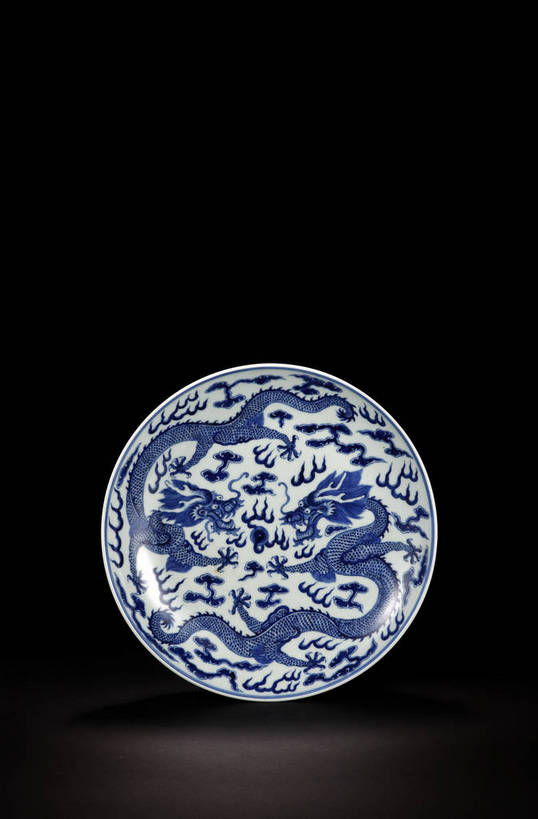 竖图,彩色,室内,白天,成功,静物,餐具,北京,中国,风俗,艺术,龙,瓷器,碟子,盘,图片,手工艺品,艺术品,古典,文化,文物,传统,盘子,工艺品,碟,精神,摄影,古董,青花瓷,珍贵,黑背景,高雅,古物,高贵,文明,中国文化,珍藏,图腾,传说,精美,古玩,自信心,品位,祥瑞,灵兽,二龙戏珠,权势,尊荣,古代文明,制度,磁器,白地青花瓷,青花,幸运,影棚拍摄,保藏,收藏,传统文化,龙珠,bj174