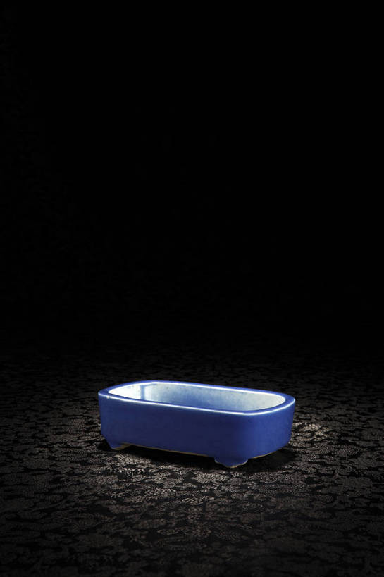 竖图,彩色,室内,白天,绘画,静物,北京,中国,风俗,彩绘,瓷器,图片,陶瓷,办公用品,艺术品,古典,水洗,文化,文物,传统,文具,学习用品,工艺品,精神,摄影,古董,文具用品,珍贵,陶艺,黑背景,古物,文明,中国文化,珍藏,精美,古玩,彩釉,古代文明,制度,画画,影棚拍摄,保藏,收藏,传统文化,笔洗,蓝釉,bj174