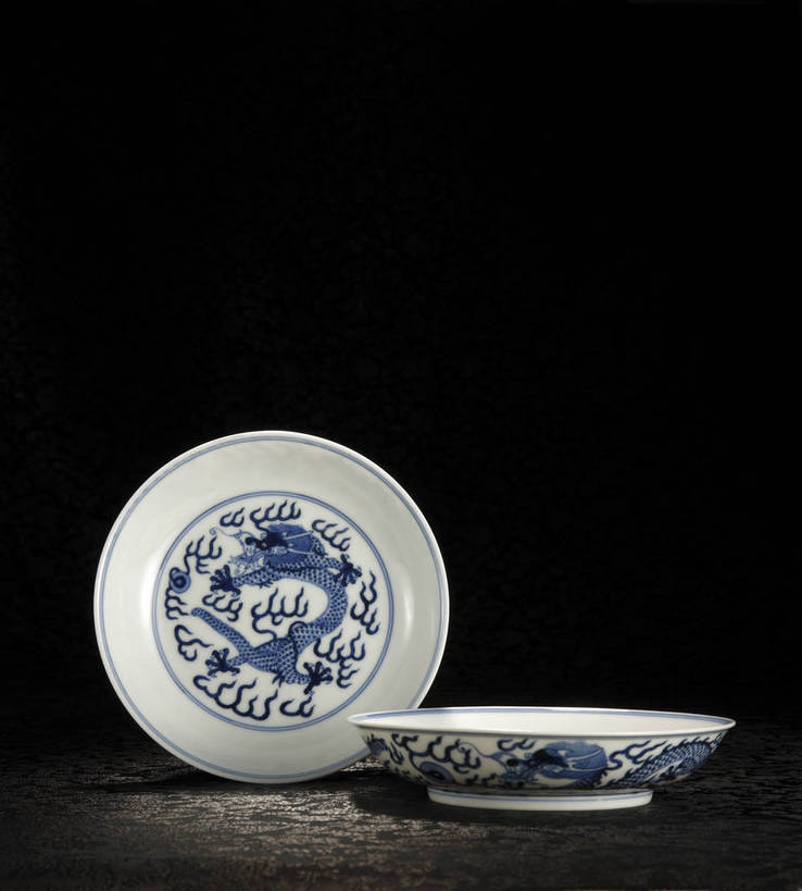 竖图,彩色,室内,白天,静物,餐具,北京,中国,花纹,风俗,纹路,瓷器,碟子,盘,图片,纹理,艺术品,一对,古典,文化,文物,传统,盘子,工艺品,碟,精神,摄影,古董,青花瓷,珍贵,黑背景,古物,文明,中国文化,斑纹,珍藏,精美,古玩,肌理,龙纹,古代文明,制度,影棚拍摄,保藏,夔龙纹,夔纹,收藏,传统文化,bj174