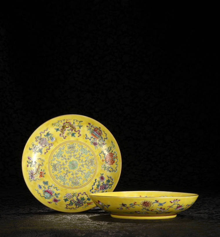 竖图,彩色,室内,白天,绘画,静物,餐具,北京,中国,花纹,风俗,纹路,彩绘,瓷器,碟子,盘,图片,纹理,陶瓷,艺术品,一对,古典,文化,文物,传统,两个,盘子,工艺品,碟,五彩,精神,摄影,古董,珍贵,陶艺,黑背景,古物,文明,中国文化,斑纹,珍藏,精美,古玩,肌理,彩釉,古代文明,制度,画画,影棚拍摄,保藏,收藏,传统文化,八宝纹,八吉祥纹,釉上彩,釉上加彩,bj174