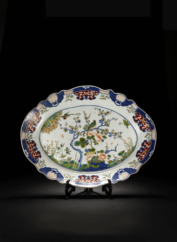 竖图,彩色,室内,白天,静物,餐具,北京,中国,花纹,风俗,艺术,纹路,瓷器,碟子,盘,图片,纹理,手工艺品,艺术品,古典,文化,文物,传统,盘子,工艺品,碟,精神,摄影,古董,青花瓷,珍贵,黑背景,高雅,古物,文明,中国文化,斑纹,珍藏,精美,古玩,肌理,自信心,品位,古代文明,制度,磁器,白地青花瓷,青花,影棚拍摄,保藏,收藏,传统文化,鸟纹,bj174