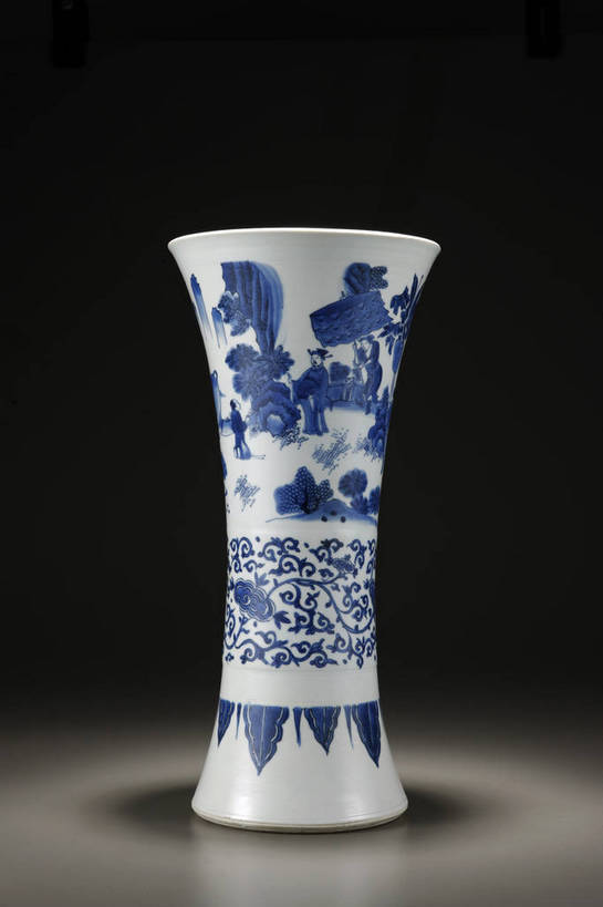 竖图,彩色,室内,白天,静物,杯子,北京,中国,花纹,风俗,艺术,纹路,瓷器,图片,纹理,手工艺品,艺术品,古典,文化,文物,传统,酒杯,工艺品,精神,摄影,古董,青花瓷,珍贵,黑背景,高雅,古物,文明,中国文化,斑纹,珍藏,精美,古玩,肌理,自信心,品位,古代文明,制度,磁器,白地青花瓷,青花,影棚拍摄,保藏,收藏,传统文化,觚,花卉纹,bj174