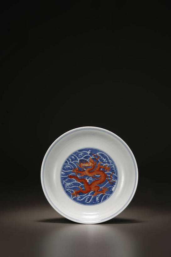 竖图,彩色,室内,白天,绘画,静物,餐具,北京,中国,花纹,风俗,艺术,纹路,彩绘,瓷器,碟子,盘,图片,纹理,手工艺品,陶瓷,艺术品,古典,文化,文物,传统,盘子,工艺品,碟,精神,摄影,古董,青花瓷,珍贵,陶艺,黑背景,高雅,古物,文明,中国文化,斑纹,珍藏,精美,古玩,肌理,自信心,品位,龙纹,彩釉,古代文明,制度,磁器,白地青花瓷,青花,画画,影棚拍摄,保藏,夔龙纹,夔纹,收藏,传统文化,红彩,矾红,bj174