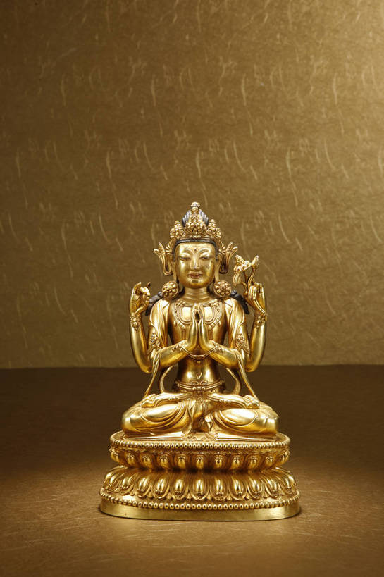 竖图,彩色,室内,白天,静物,雕塑,北京,中国,黄色背景,风俗,艺术,装饰,雕刻,雕像,图片,艺术品,古典,文化,文物,传统,工艺品,精神,摄影,观音像,古董,纪念,美术,珍贵,古物,文明,中国文化,主题,珍藏,精美,陈列,古玩,功能,美学,古代文明,制度,影棚拍摄,铜雕,保藏,收藏,传统文化,铜鎏金四臂观音菩萨像,bj174