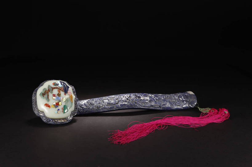 横图,彩色,室内,白天,幸福,静物,玉,北京,中国,风俗,镶嵌,图片,艺术品,古典,文化,文物,传统,工艺品,精神,摄影,奢侈品,古董,玉器,吉祥,贵重,珍贵,黑背景,古物,文明,中国文化,珍藏,精美,玉石,古玩,如意,古代文明,宝贵,制度,影棚拍摄,玉如意,保藏,收藏,传统文化,bj174