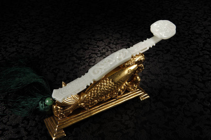 横图,彩色,室内,白天,幸福,静物,玉,北京,中国,风俗,镶嵌,图片,艺术品,古典,文化,文物,传统,工艺品,精神,摄影,奢侈品,古董,玉器,吉祥,贵重,珍贵,黑背景,古物,文明,中国文化,珍藏,精美,玉石,古玩,如意,古代文明,宝贵,制度,影棚拍摄,玉如意,保藏,收藏,传统文化,bj174