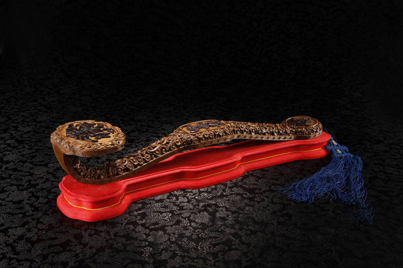 横图,彩色,室内,白天,静物,木雕,玉,雕塑,北京,中国,风俗,艺术,装饰,镶嵌,雕刻,雕像,图片,艺术品,古典,文化,文物,传统,工艺品,精神,摄影,古董,纪念,美术,珍贵,黑背景,古物,文明,中国文化,主题,珍藏,精美,陈列,古玩,如意,功能,美学,古代文明,制度,影棚拍摄,玉如意,保藏,收藏,传统文化,黄杨木雕,bj174