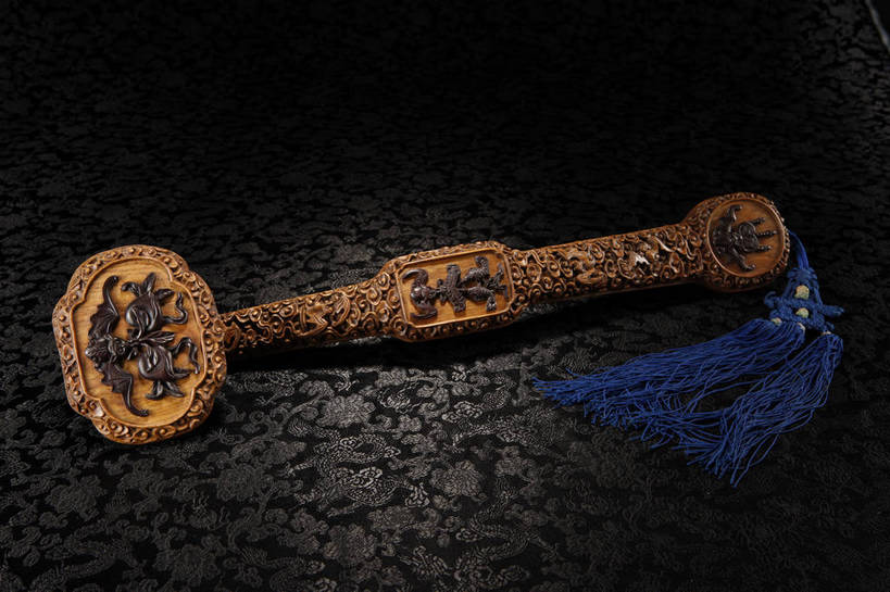 横图,彩色,室内,白天,静物,木雕,玉,雕塑,北京,中国,风俗,艺术,装饰,镶嵌,雕刻,雕像,图片,艺术品,古典,文化,文物,传统,工艺品,精神,摄影,古董,纪念,美术,珍贵,黑背景,古物,文明,中国文化,主题,珍藏,精美,陈列,古玩,如意,功能,美学,古代文明,制度,影棚拍摄,玉如意,保藏,收藏,传统文化,黄杨木雕,bj174